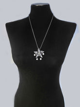 Load image into Gallery viewer, Crystal and Pearls Star Necklace

