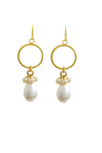 Load image into Gallery viewer, Dolly gold pearls earrings

